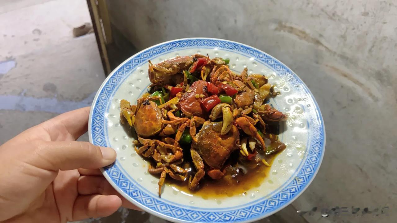 大姑姐一回娘家，就去河里翻螃蟹，一开始我以为她说着玩的，到晚上吃饭时，桌上真的烧