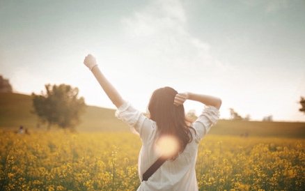 不要总是去盯着别人如何，总是羡慕别人的辉煌，嫉妒别人的光鲜，阴暗的是自己的心，损