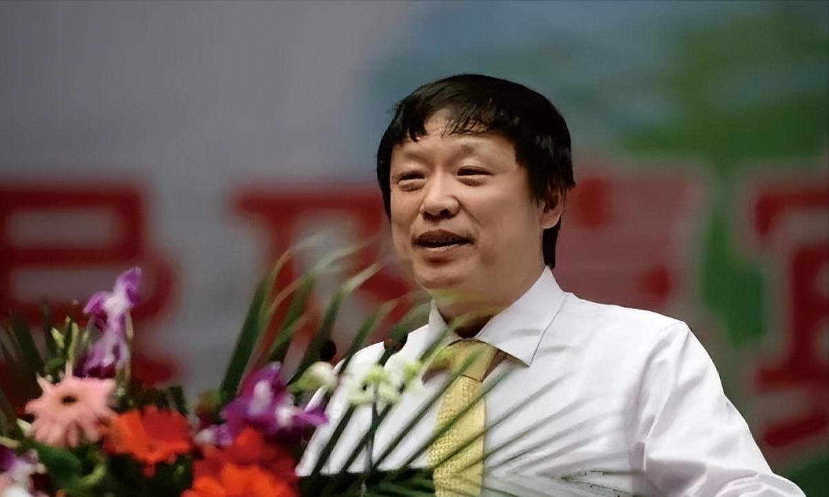 胡锡进这次被网友群嘲，不仅仅是“打脸”。7月上旬，胡锡进曾评论肖鹰公开举报蒋方舟