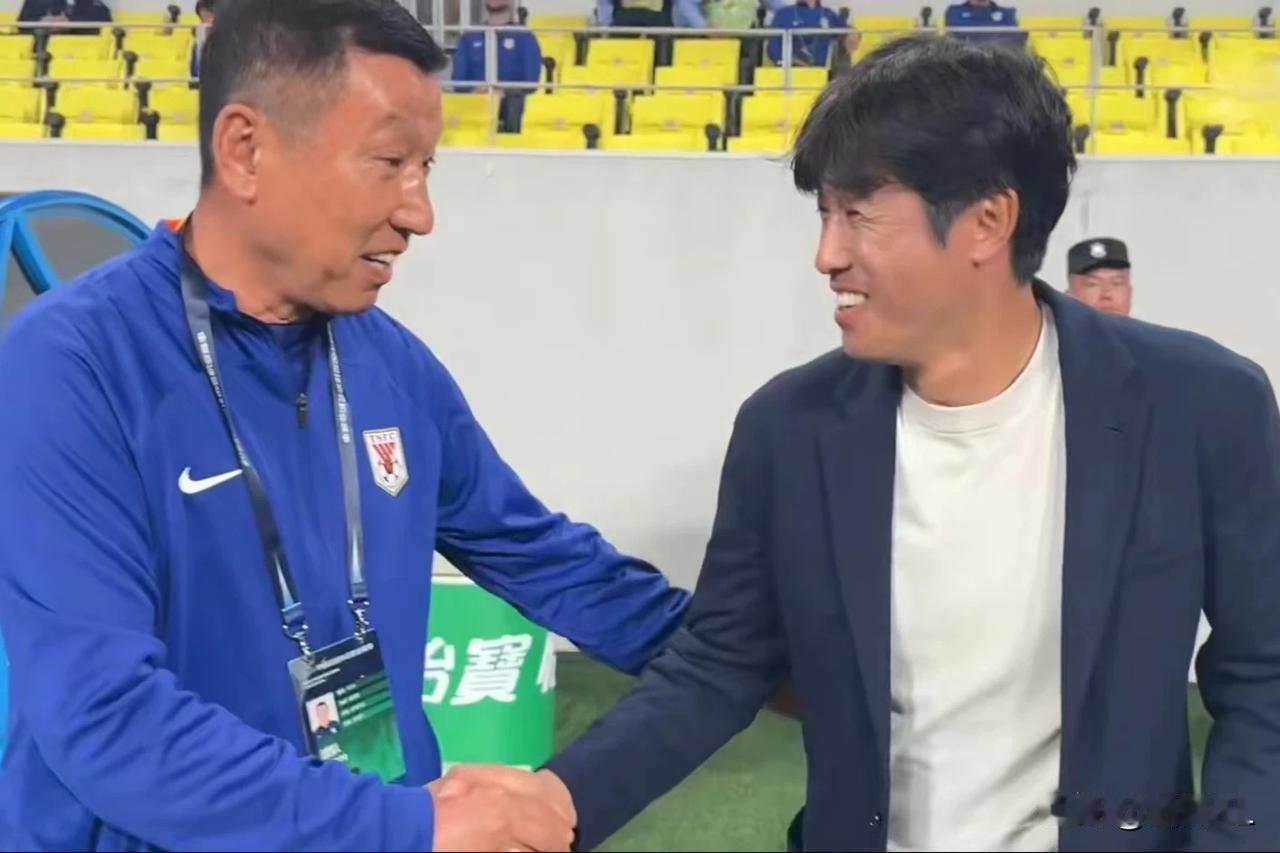 崔康熙老谋深算，他有两点容易被球迷忽略的高明之处:
  1、国足主帅现场观战，崔