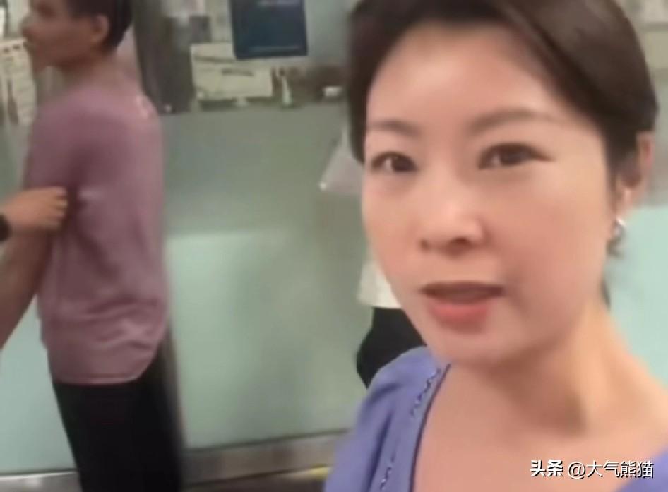 这位女生真是勇敢，自己在新加坡乘坐地铁的时候，被后面的印度人用手抓了屁股，她没有