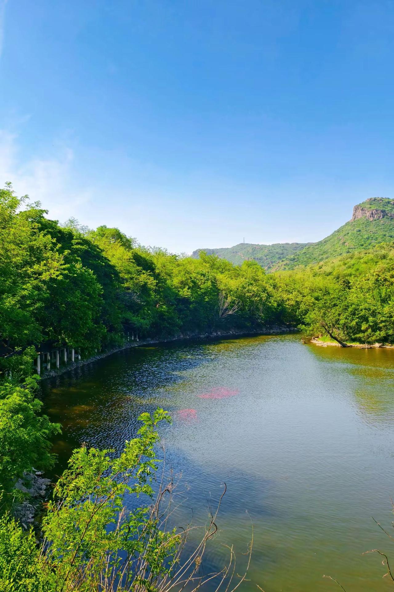 爬山不晒山，于没爬山，交换一张你拍的山景。徒步见远山 治愈系风景 好山好水好风景