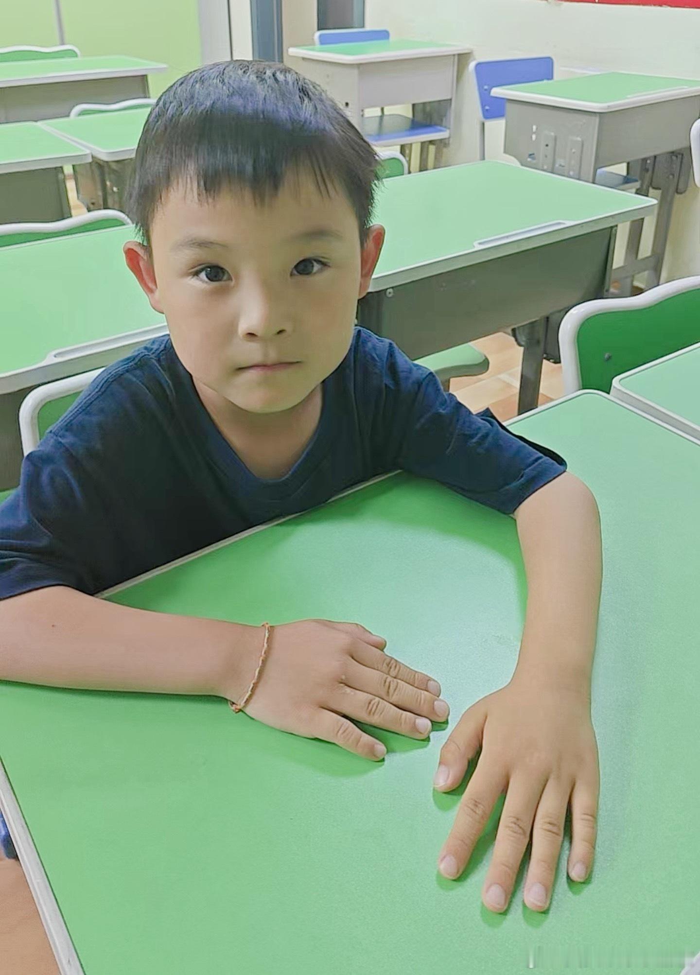 安安生病，康康一个人跟暖暖写字去了
