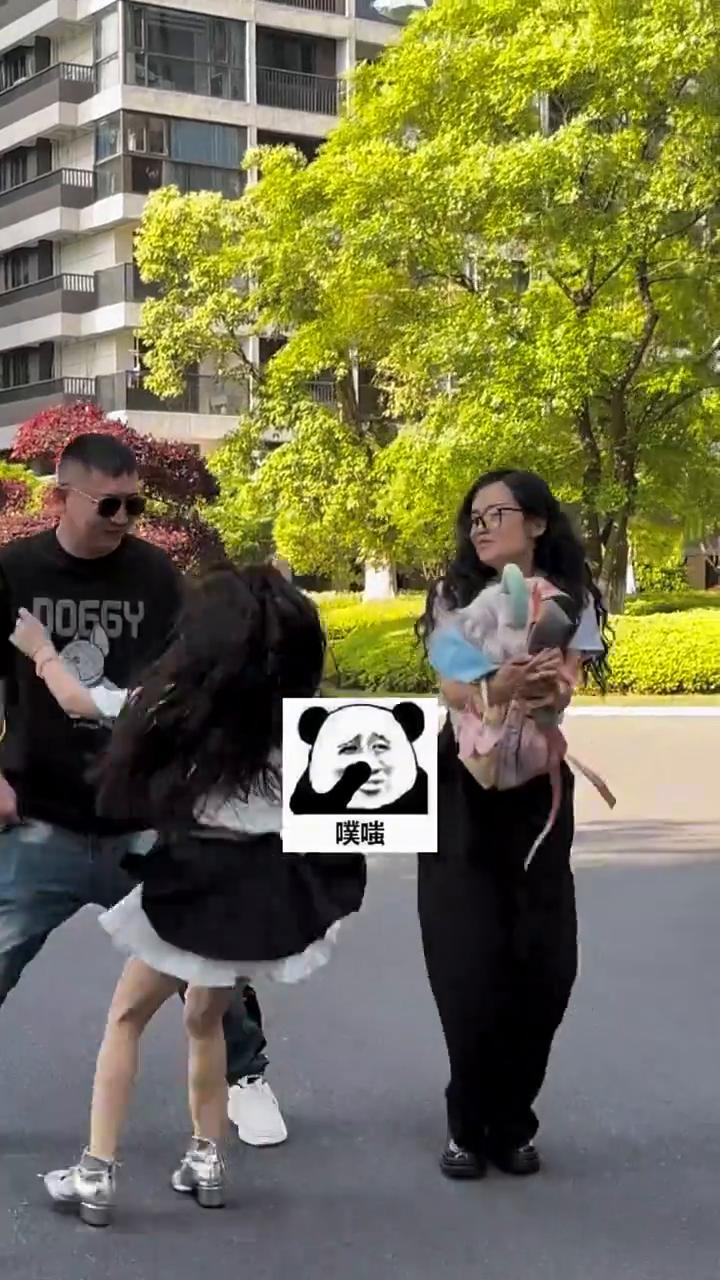 爸爸妈妈回家碰上刚放学的慧慧，一把扑倒爸爸怀里。我就是个多余的。