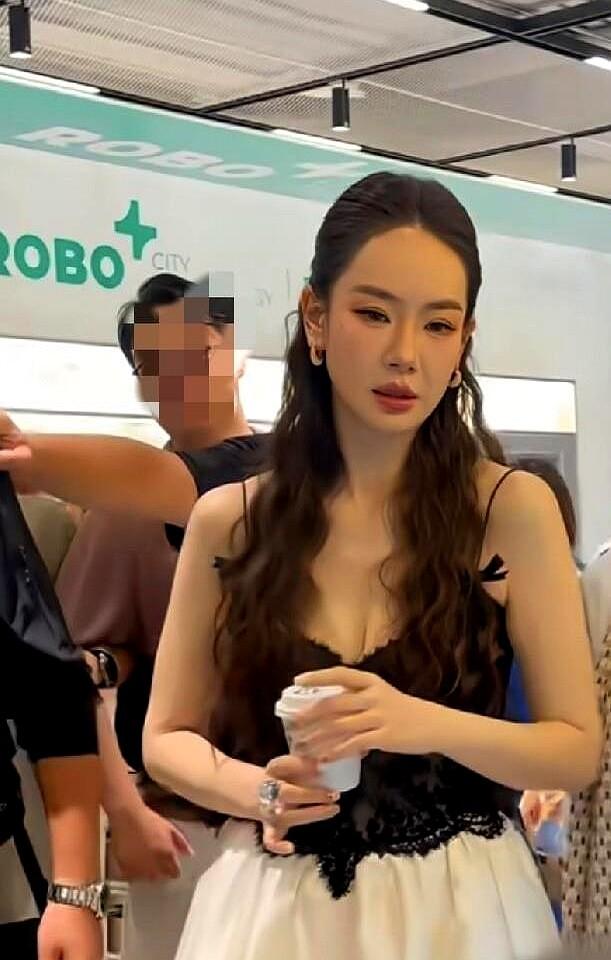 有人抛过一个挺直白的问题：戚薇算不上那种一眼“惊艳”的长相，李承铉怎么就认定她了