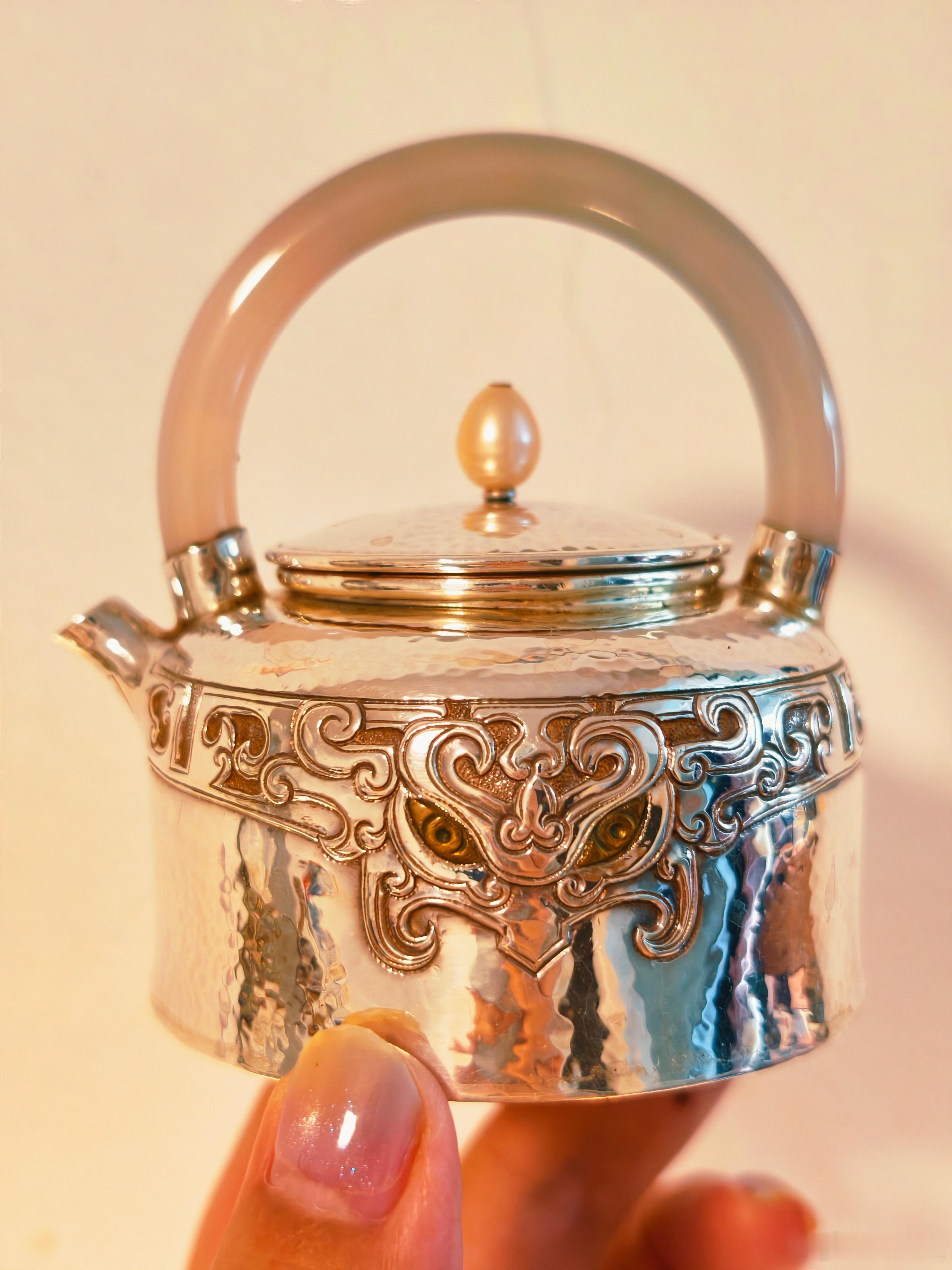 久违地拿出我心爱的小银壶……纯银茶具用完就必须仔细擦拭，久了渐觉人被物所奴役，就