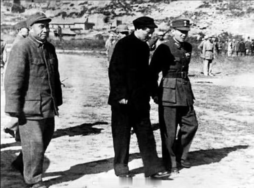 抗战胜利不久，蒋介石派二级上将、勾股之臣前往延安。兹事体大，主席和朱老总亲自到机