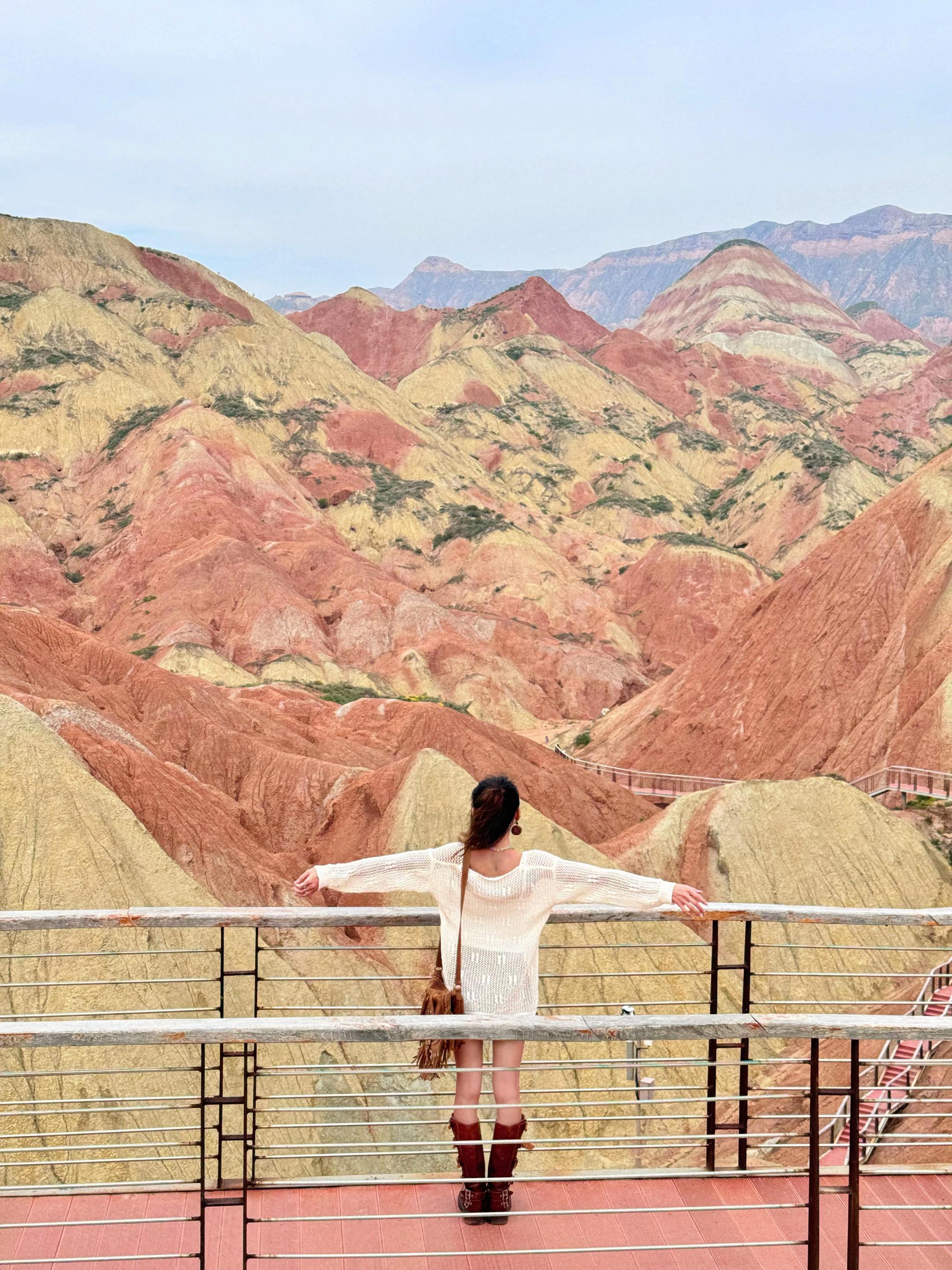 这就是地理课本上描写的丹霞地貌～