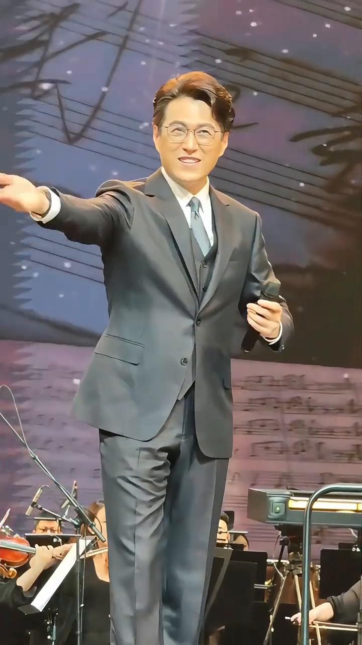 靳东被称为国家一级演员。
中国煤矿文工团团长靳东，欢迎光临。