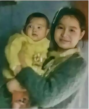 1976年，25岁女知青抱着4岁儿子回京，母亲气得半死，怒骂她未婚先孕，不知羞耻