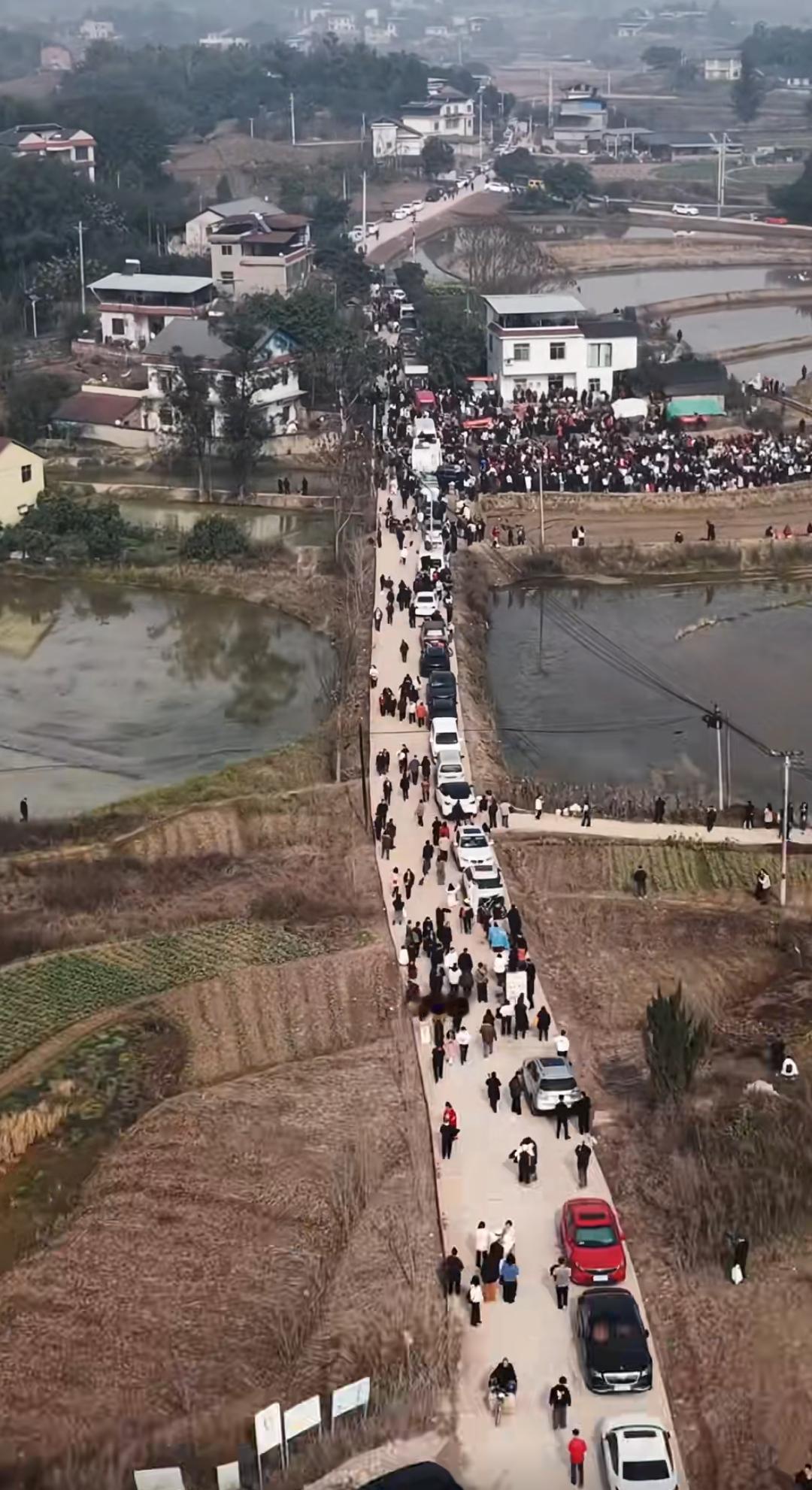 我的天呐＃好多人呀＃呆呆家快要装不下了＃来合川过年＃合川刨猪汤＃过年啦 呆呆家装