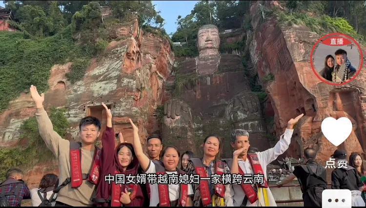 10月15日小松带着秋秋的家人们从昆明驾车来到了四川乐山大佛游玩，在船码头小叔婶