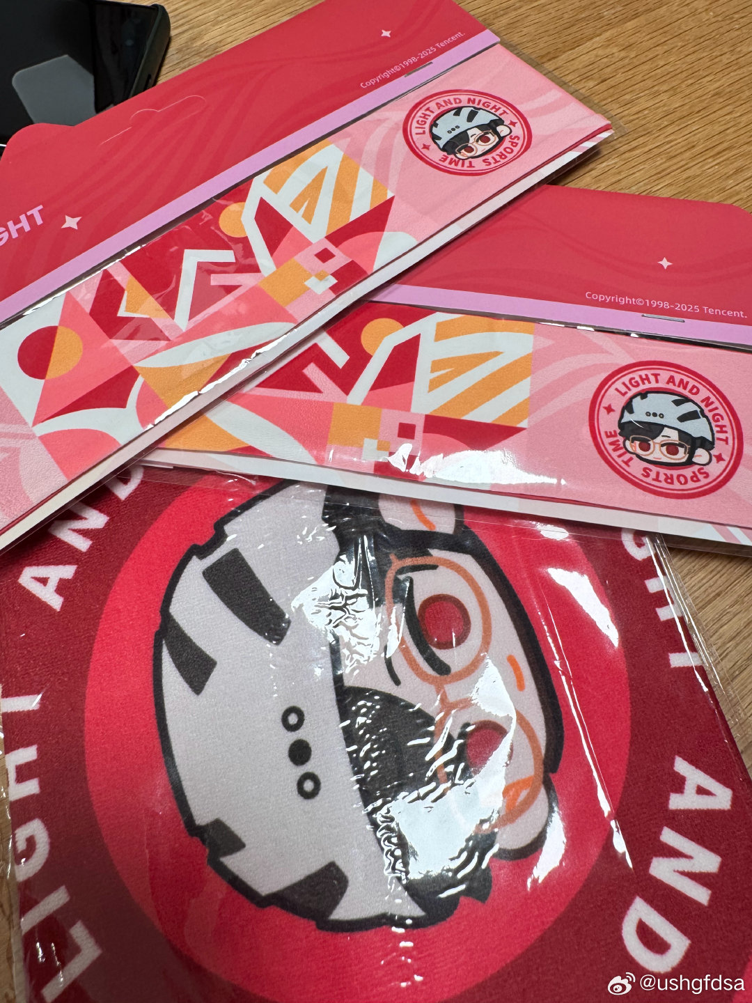 上xhs买的厂货……甚至多发了一个发带 扫出来果然是正品 狗一样走路你就继续和厂
