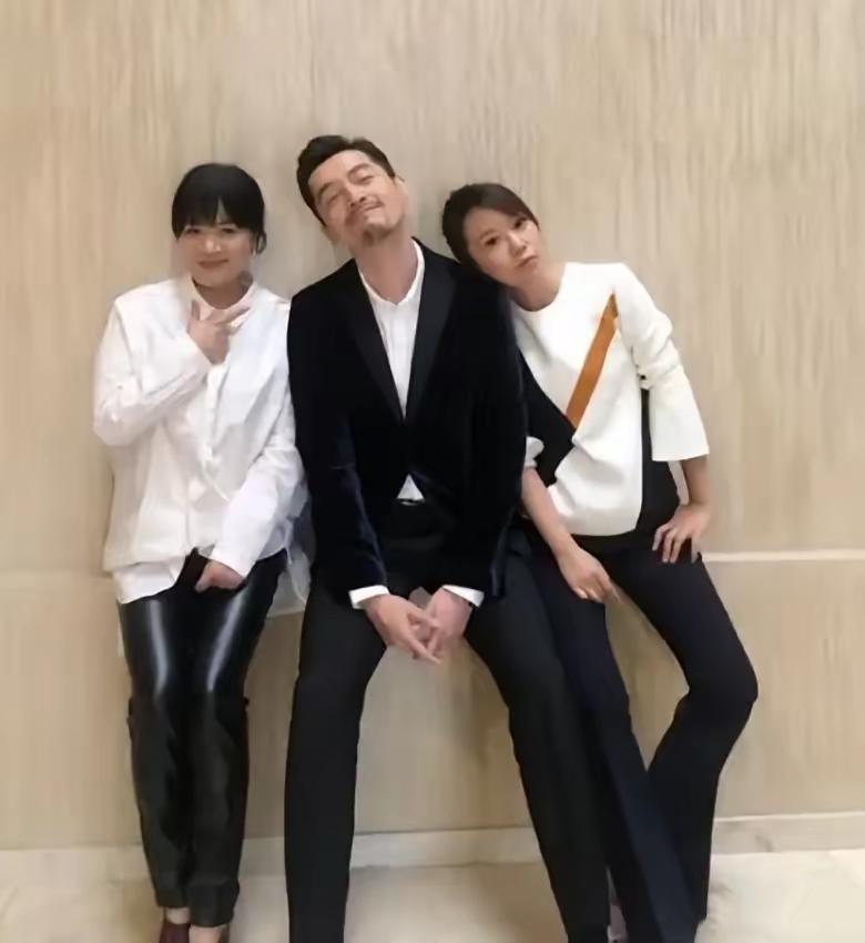 中间是帅气的胡歌，两边的美女是谁呢？
我真的没看出来，她们俩也是演员吧！评论区说