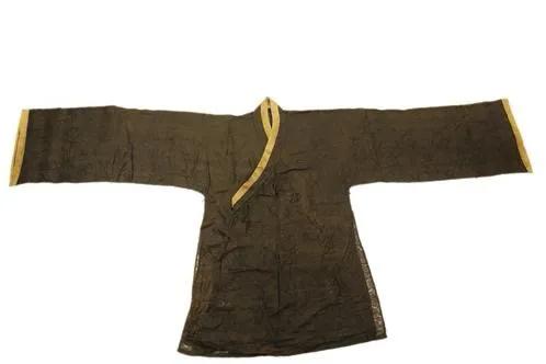 7年前，浙江发现了一座南宋古墓，墓室内出土了77件国宝级文物，当专家看着文物乐开