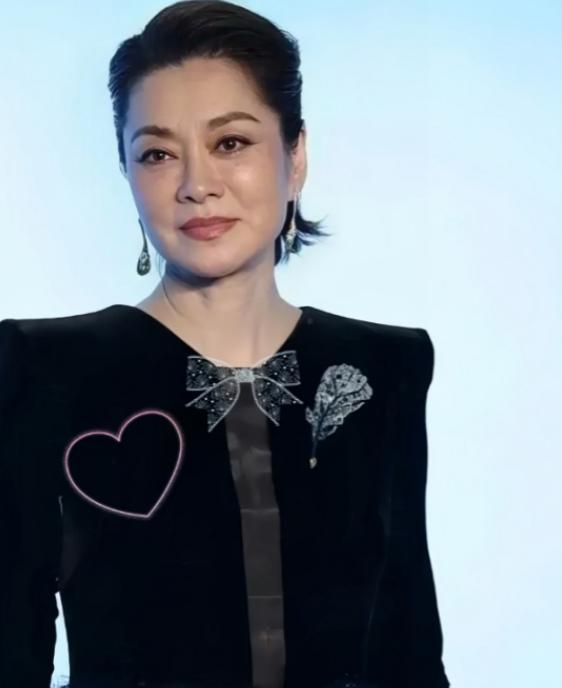 放弃上百亿的遗产，带儿女远赴美国，如今才知道毛阿敏有多聪明。260亿的遗产，说不