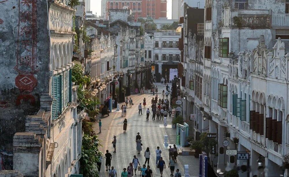 ★如果到你的家乡旅行，推荐一处必打卡景点？林诗栋：可以去海口的骑楼老街转转。刘炜