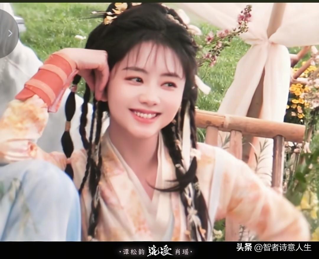 妆造细节满分！松韵感十足的灵动配上甜笑，刷完两遍满脑子都是她可爱的模样，必须反复