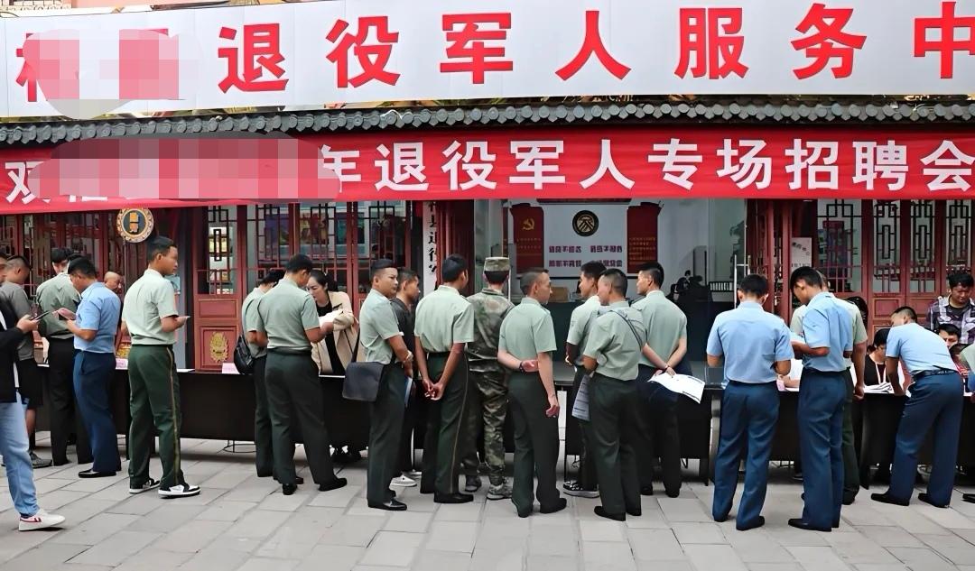 退伍后就业选择辅警的优势：

政治素养与纪律性：退伍军人宛如纪律森严的“钢铁战士