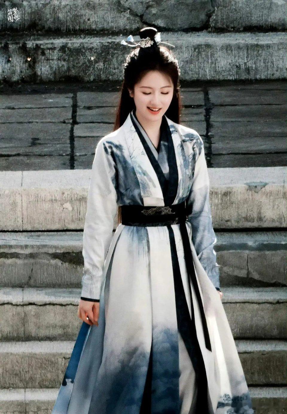 感觉李兰迪把水墨画穿在身上了 ​​​