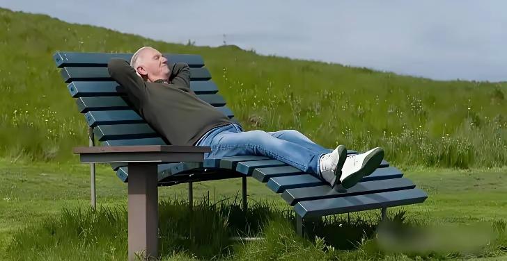 有的人就是不差钱吧，房子空着也不租。

我家邻居我搬过来的时候，房子就空着。
