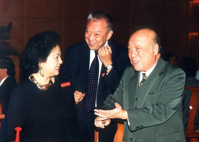 董先生走了，享年89岁。他是上海人，早年留学英国学海事，后来回港接手父亲的航运生