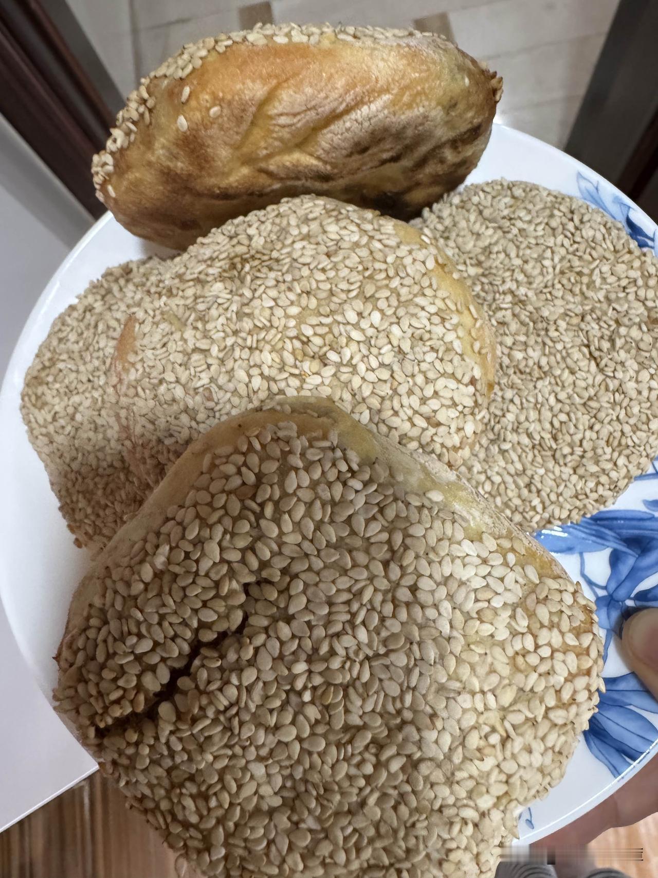 这是我中午做的烧饼。
上午女婿去图书馆学习，12点到家。
中午准时开饭。女婿拿了