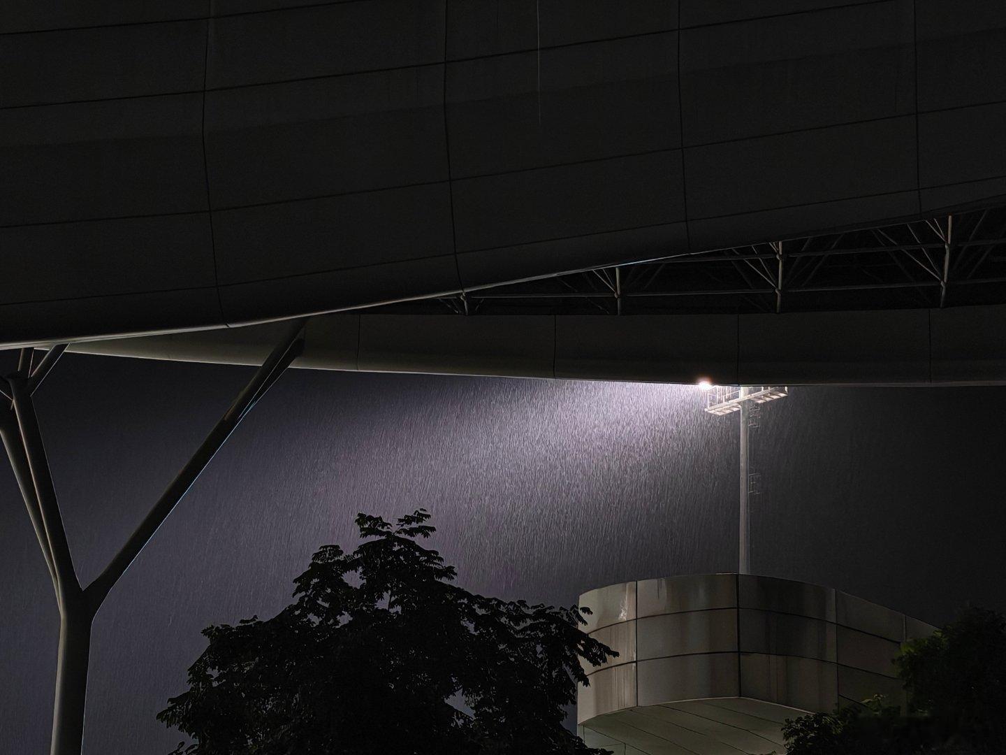 曝黄景瑜与迪丽热巴恋爱时对她很好杭州的雨，一直下。 