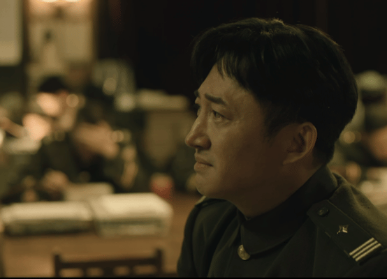 王阳把哭到腿软演出来了 他愣了几秒才倒的，接受现实比崩溃更慢，但一旦接受了身体比