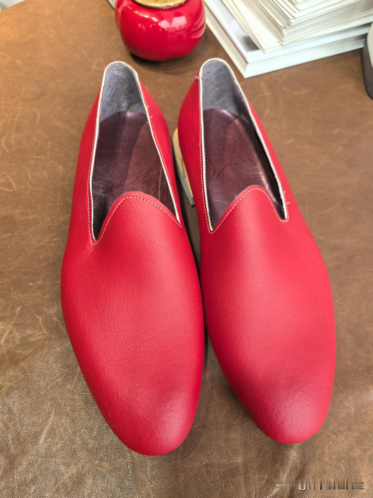 给客人做的试样鞋，老实说如果真给你整一双这么红的鞋子你敢尝试吗？穿搭 男士穿搭