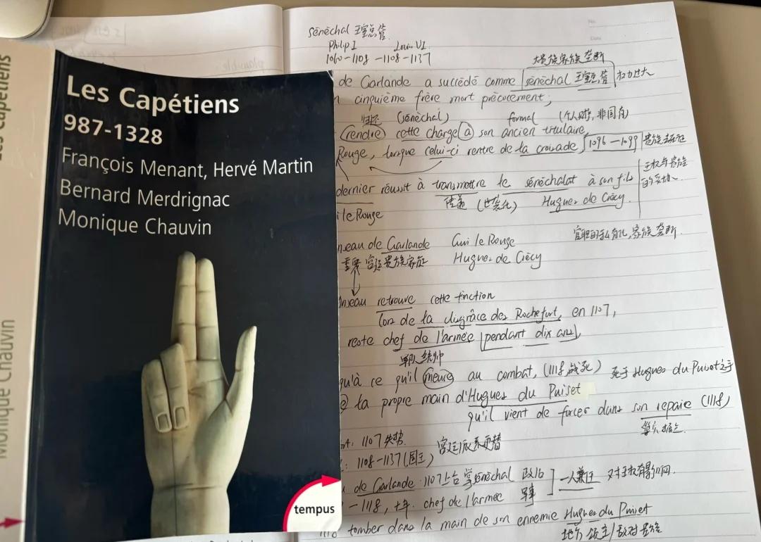 担任军队统帅长达十年之久
Mais  然而
Anseau retrouve ce