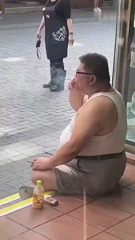 按照网络“影视中经典吸烟姿势排名”标准，大哥这得进前三