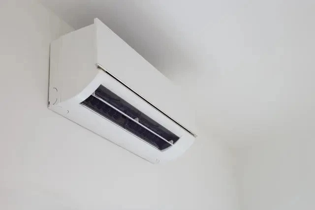 【空调闲置一年不要直接开  3个事项请注意】暑气扑面而来，空调成为纳凉刚需。但是