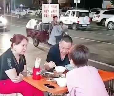 胖东来两夫妻俩真低调，身价上亿了还吃路边摊。更难得的是，像胖东来那么有钱了也没换