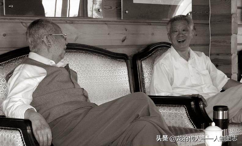 2007年7月，华国锋到首都十三陵水库参观，与曹万贵在休息时交谈。