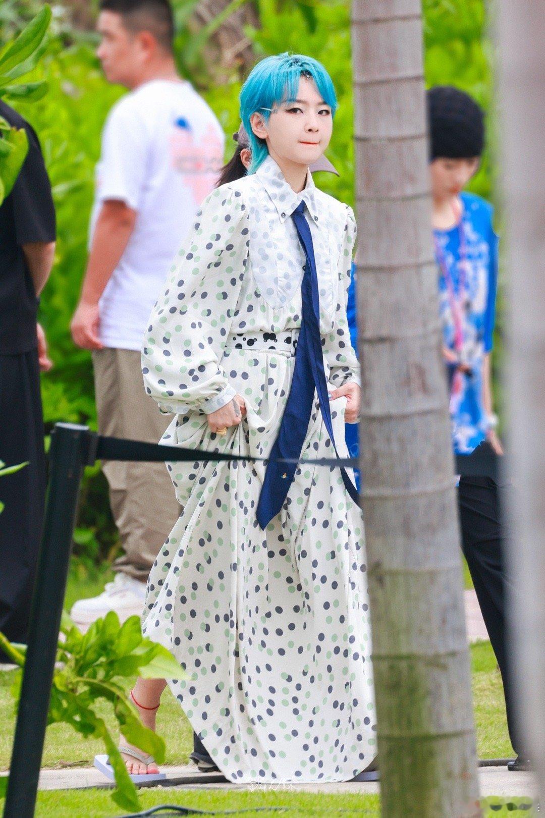 周笔畅泳池涂鸦周笔畅白色波点度假风ELLE红毯 周笔畅ELLE红毯造型好有巧思！