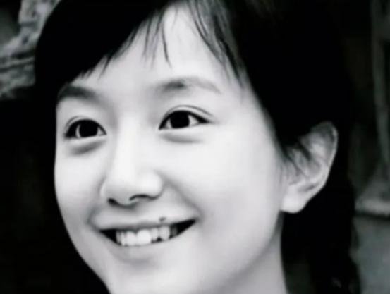 1978 年，知青王鲁明调到中学当老师，批改学生作业时，忽然看到作业本中夹着一张