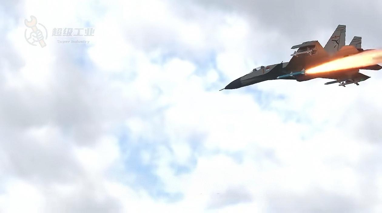 海军歼-15舰载战斗机发射霹雳十二中距空空导弹，首次见到霹雳十二的蓝色训练弹实弹