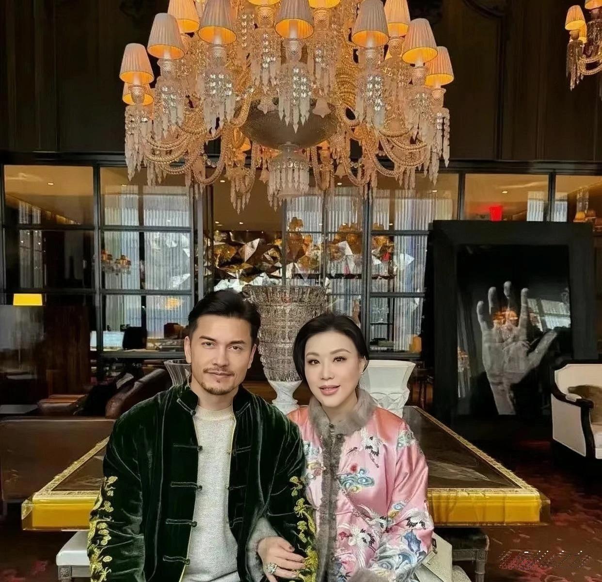 吕良伟永远40岁。吕良伟20岁时像40岁的，40岁时像40岁的，如今快70岁了还