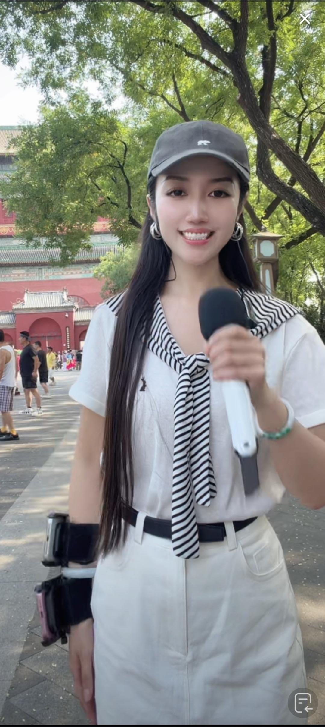 拿着麦克风的姑娘在户外微笑。