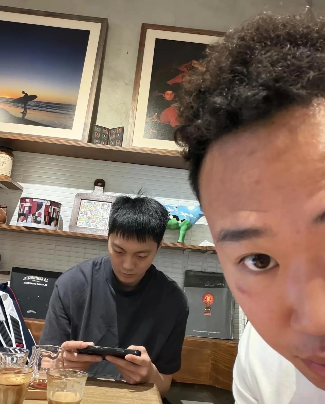 胡明轩真的很爱玩游戏，这也是他缓解压力的方式！

贺希宁偷拍胡明轩玩游戏，被偷拍