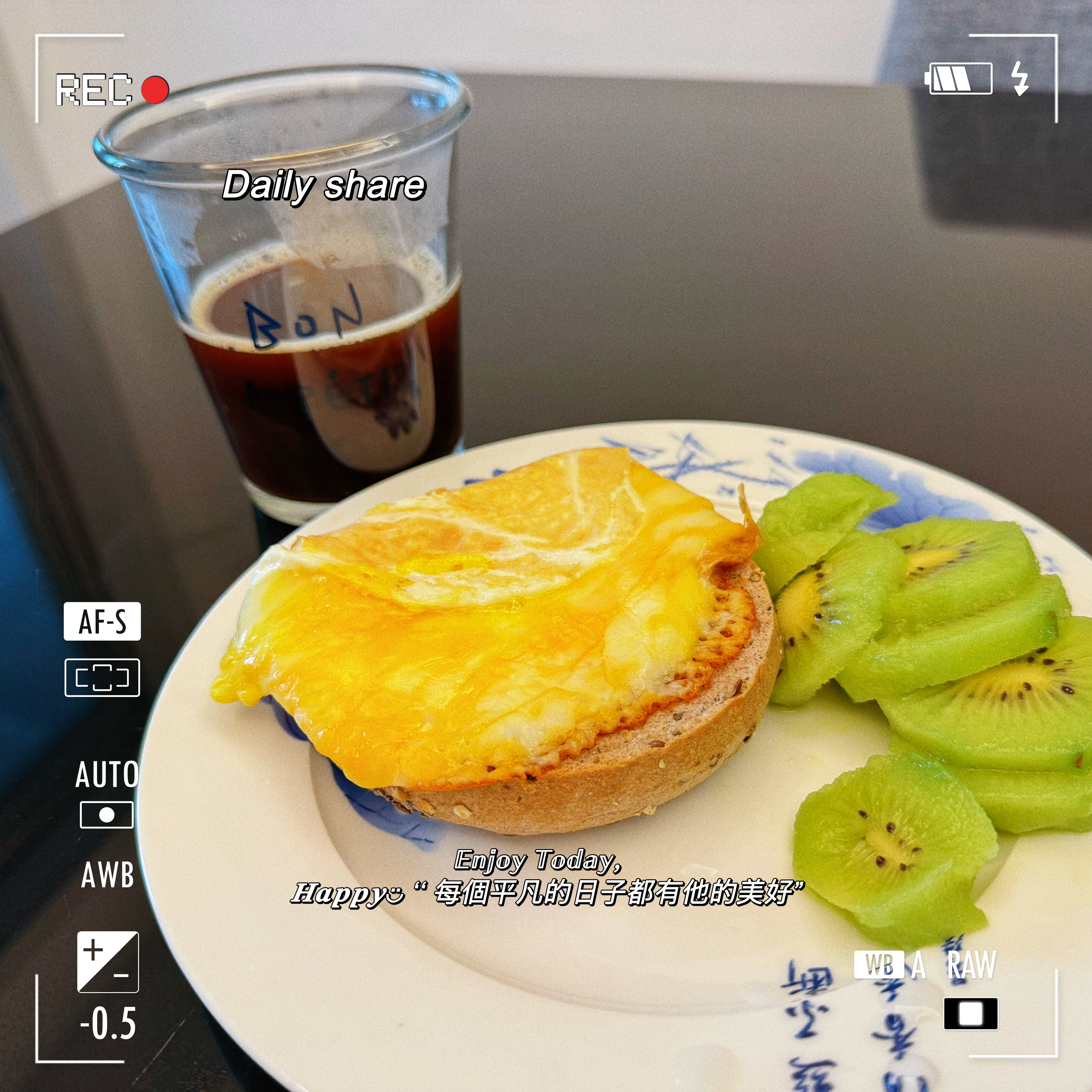 一个人的简易早餐搞定，饱腹又满足了。周六的快乐从一份喜欢的早餐开启，接下来那就是
