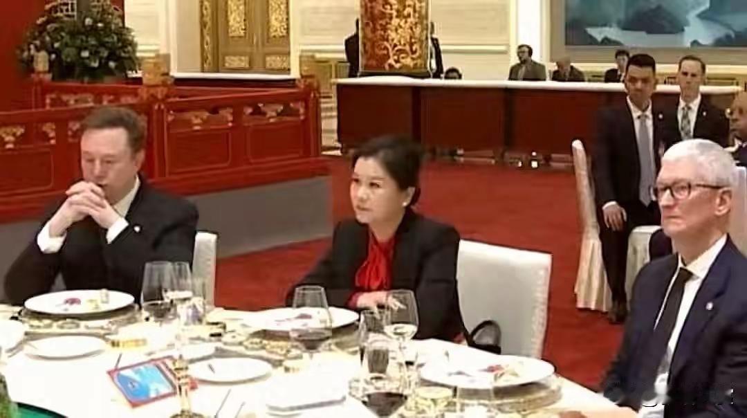 宴会上的牛逼打工妹！

宴会上这个女人很多不认识，是不是想知道她怎么这么牛，陪美