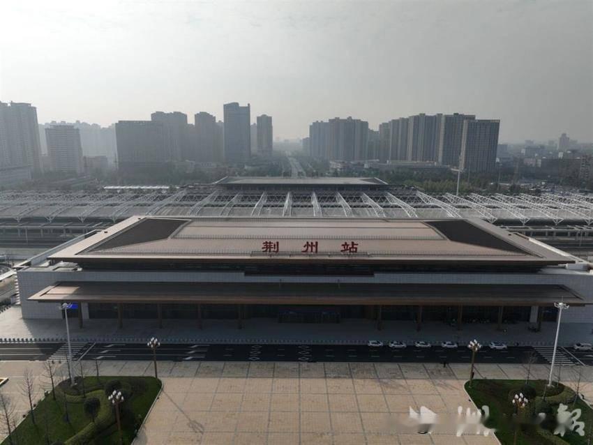 你把荆岳高铁当成一条新规划线路了吗？，其实它背后藏着一段搁置16年的旧遗憾。
