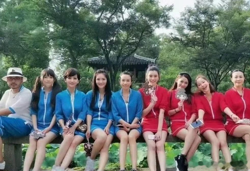 莫文蔚的腿部线条真不是盖的，就连超模出身的奚梦瑶坐在她身旁，在这组同框对比下也稍