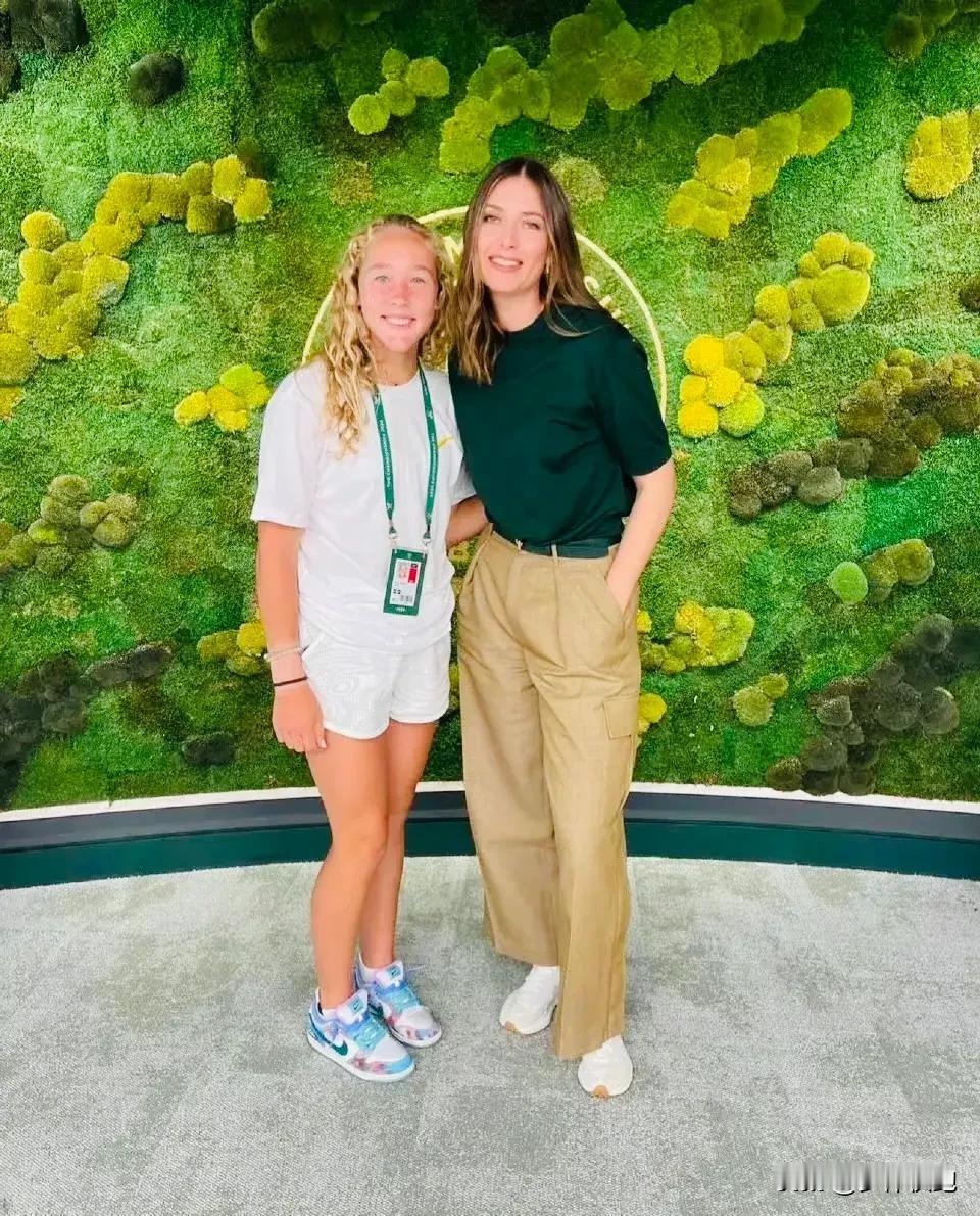 17岁的俄罗斯天才少女安德烈娃与17岁时就拿温网女单冠军的莎拉波娃同框，这次温网