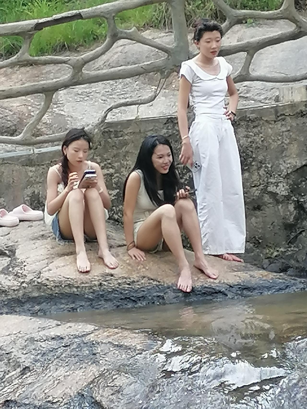 这个景区离赣州市中心城区20多个公里，位置显示还是章贡区。
虽然有点远、但美女多