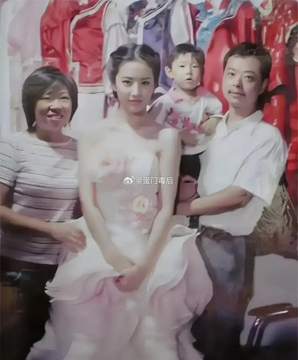 一位明星早年间的照片，这是刘亦菲还是黄圣依？ 