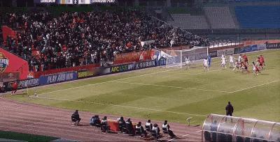 不得不说颜骏凌这个扑救立功了啊！
在客场对阵K联赛球队江原的比赛里，半主力的上海