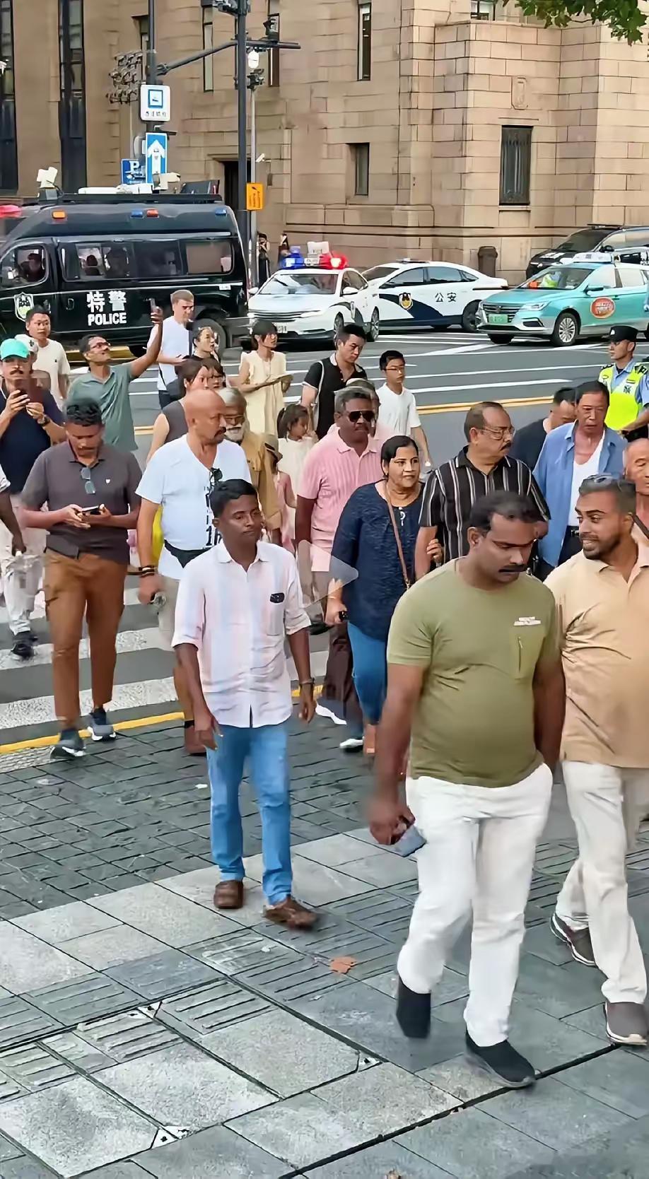 印度高种性富人旅游团来华参观！印度有钱人在上海怎么都不敢消费，都是纯玩？没看到大